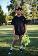 Load image into Gallery viewer, MAKE SKATE YOUTH "T-SHIRT" - ("HAY COSAS PEORES") BLACK
